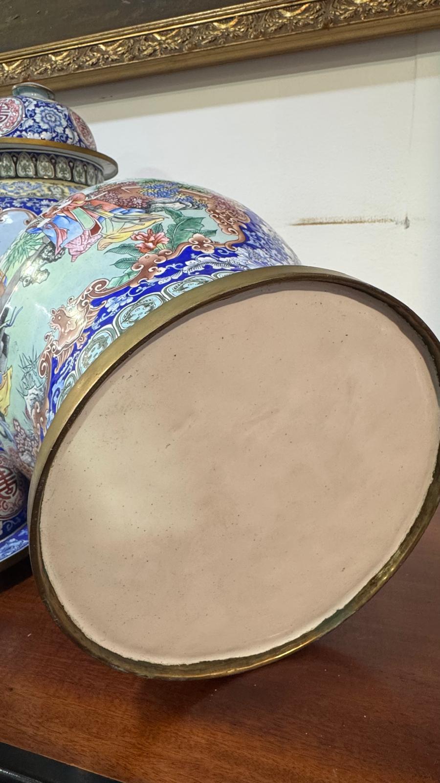 Jarro Chinês Esmaltado com Figuras e Medalhões – Dinastia Qing, Século XIX