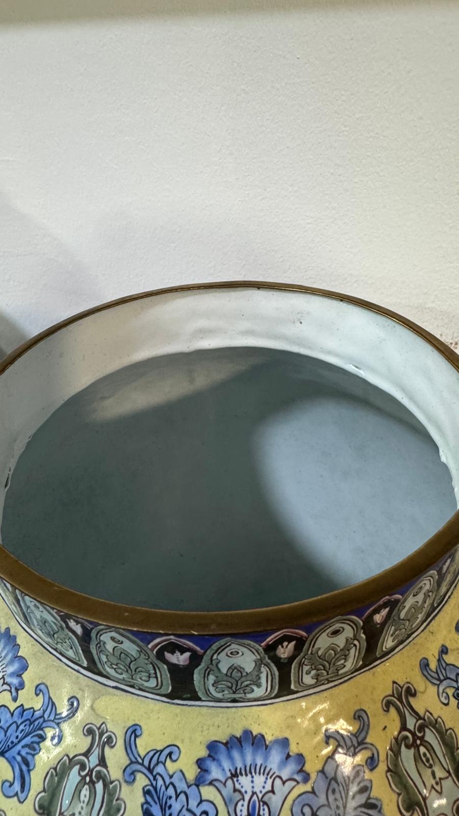 Jarro Chinês Esmaltado com Figuras e Medalhões – Dinastia Qing, Século XIX