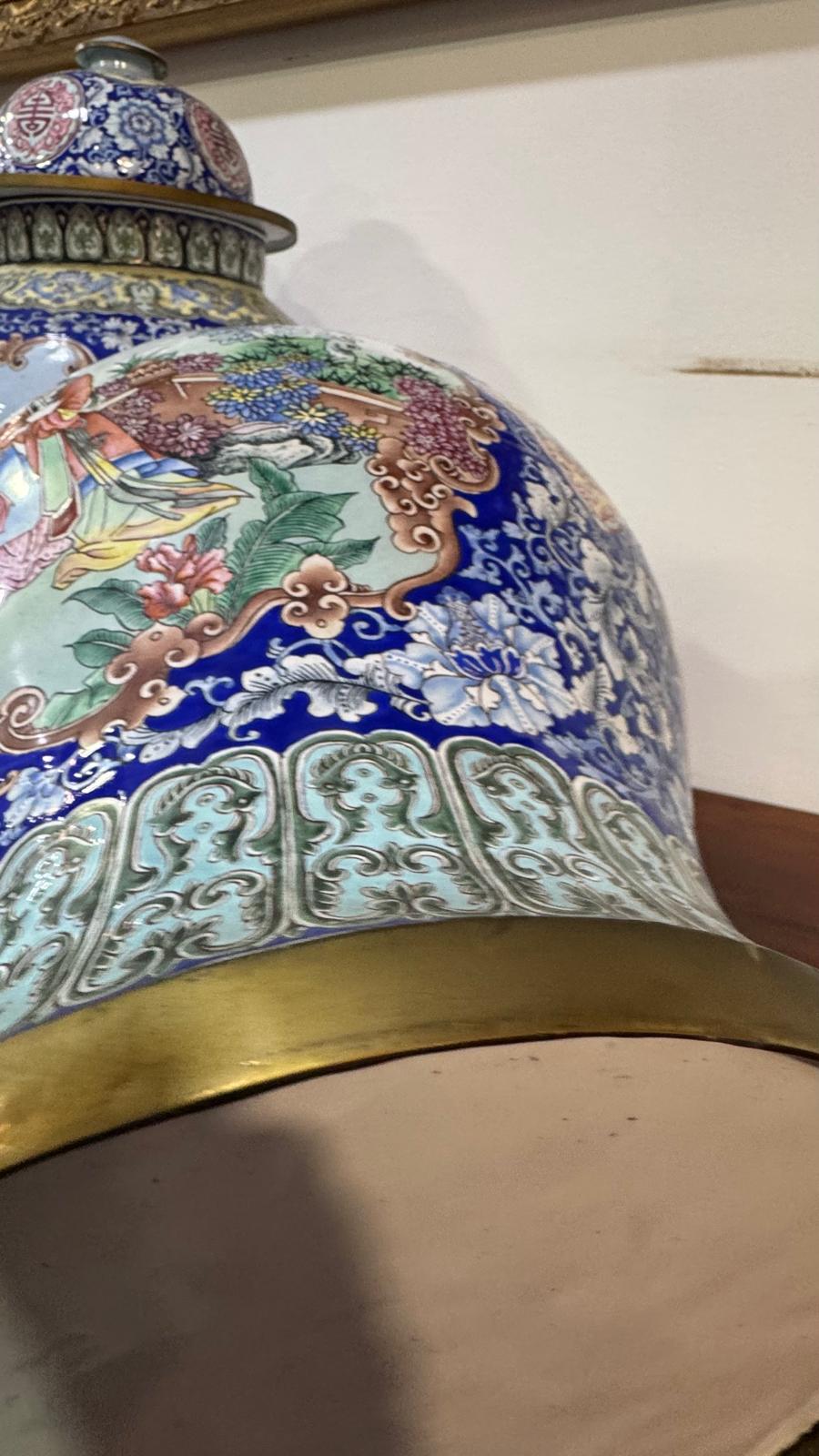 Jarro Chinês Esmaltado com Figuras e Medalhões – Dinastia Qing, Século XIX