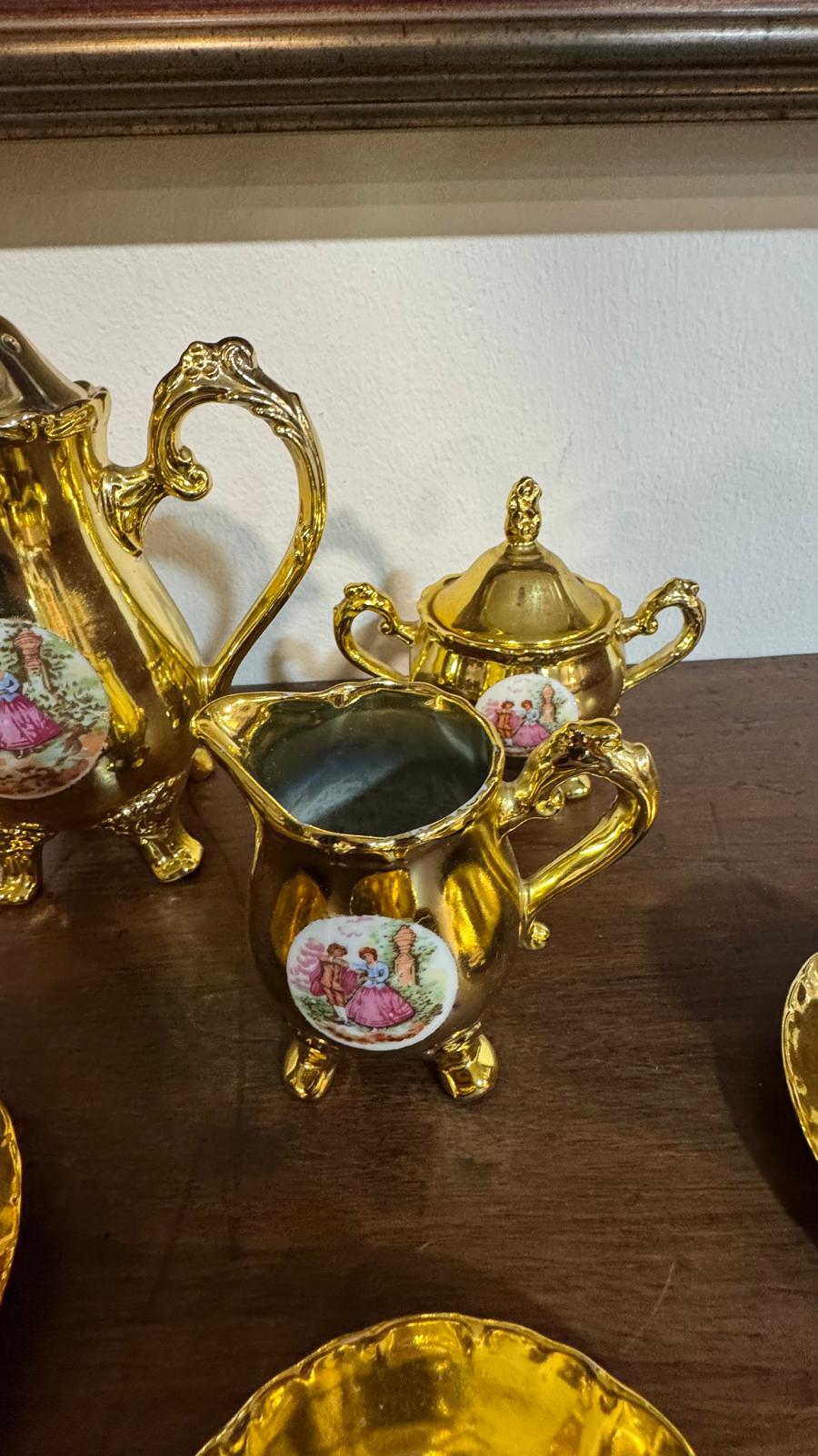 Conjunto de Chá em Porcelana Dourada –  Século XX