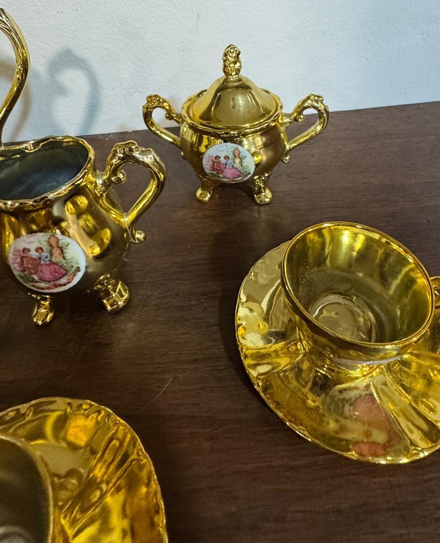 Conjunto de Chá em Porcelana Dourada –  Século XX