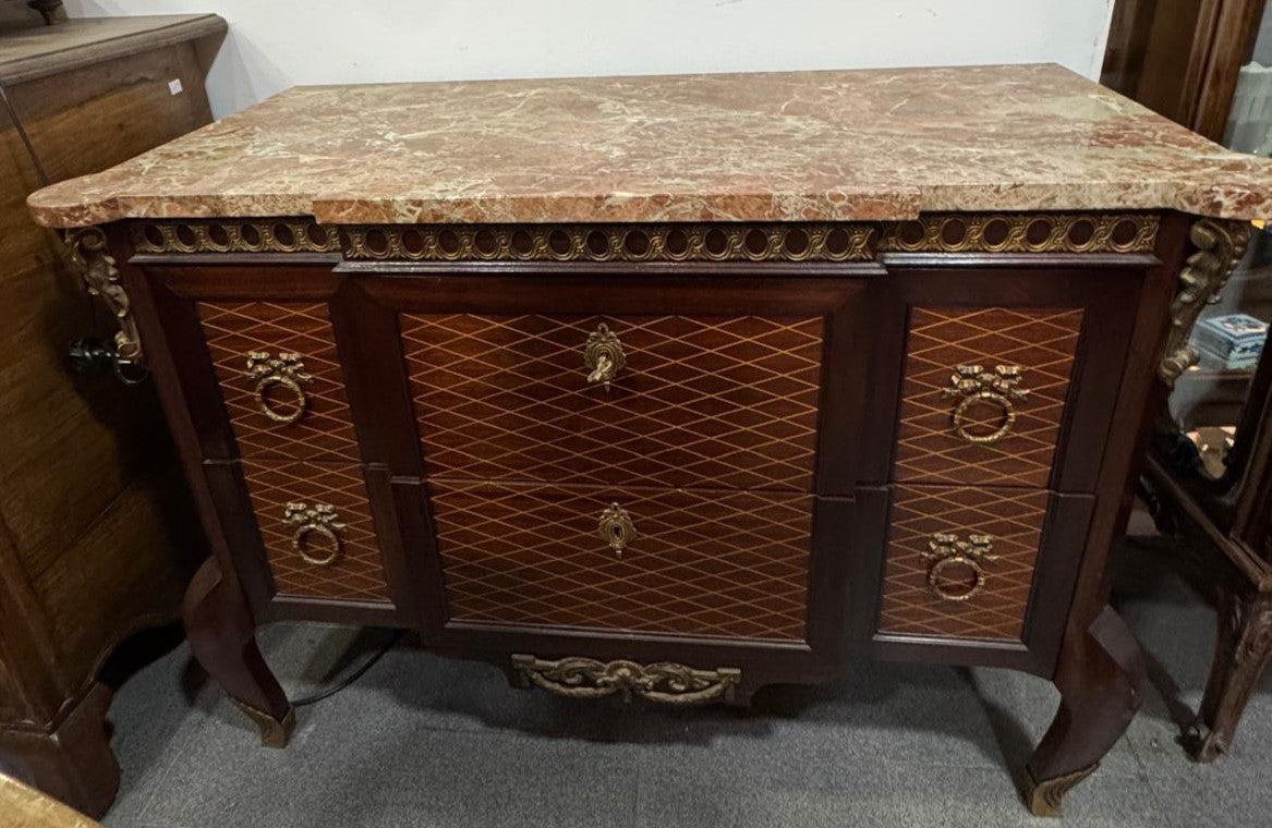 Cômoda Antiga Estilo Luís XV – Elegância e Sofisticação