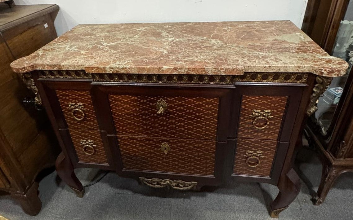 Cômoda Antiga Estilo Luís XV – Elegância e Sofisticação