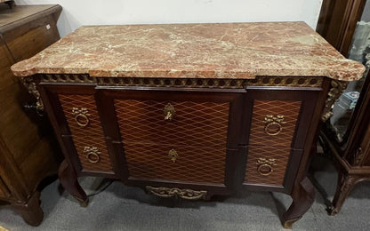 Cômoda Antiga Estilo Luís XV – Elegância e Sofisticação