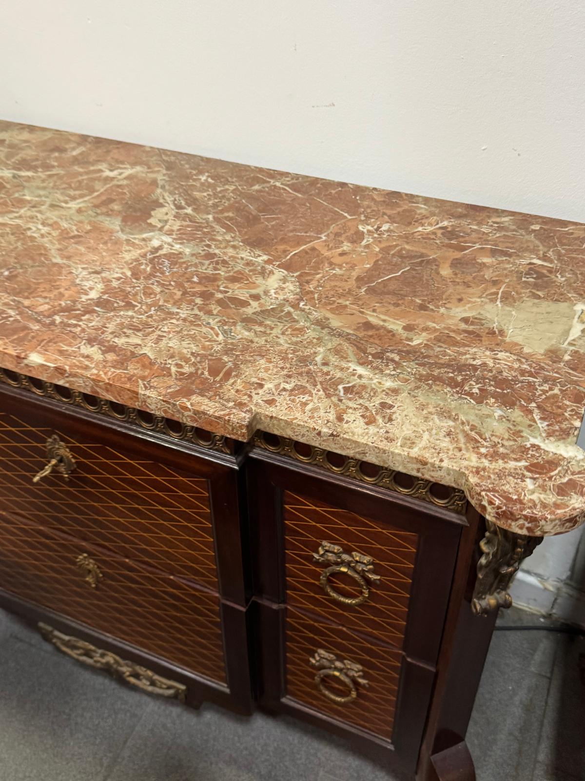 Cômoda Antiga Estilo Luís XV – Elegância e Sofisticação