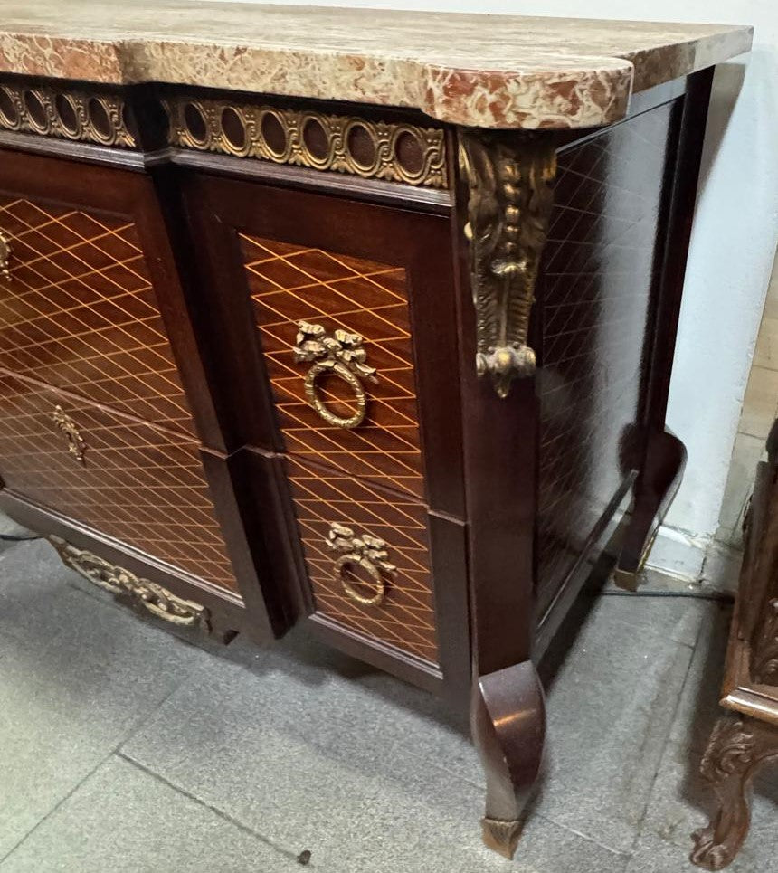 Cômoda Antiga Estilo Luís XV – Elegância e Sofisticação