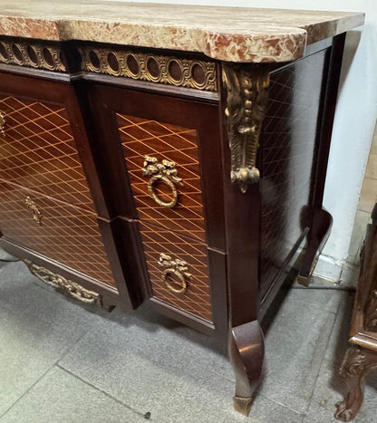 Cômoda Antiga Estilo Luís XV – Elegância e Sofisticação