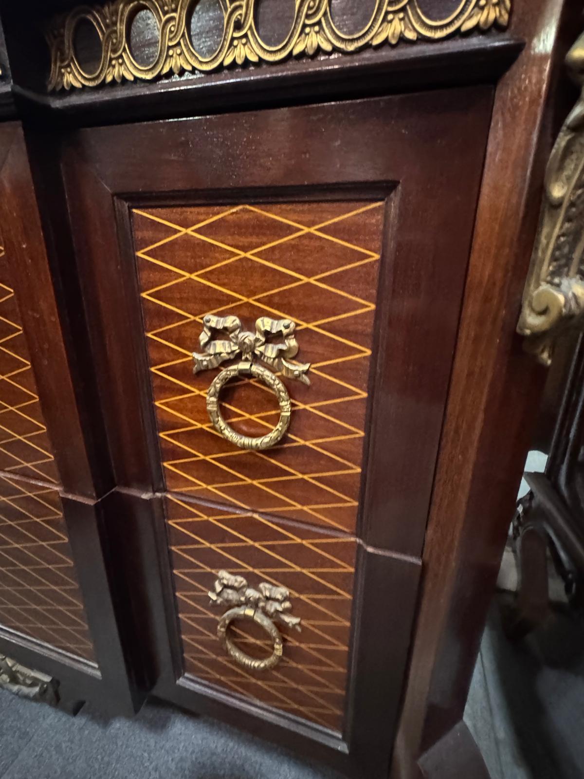 Cômoda Antiga Estilo Luís XV – Elegância e Sofisticação