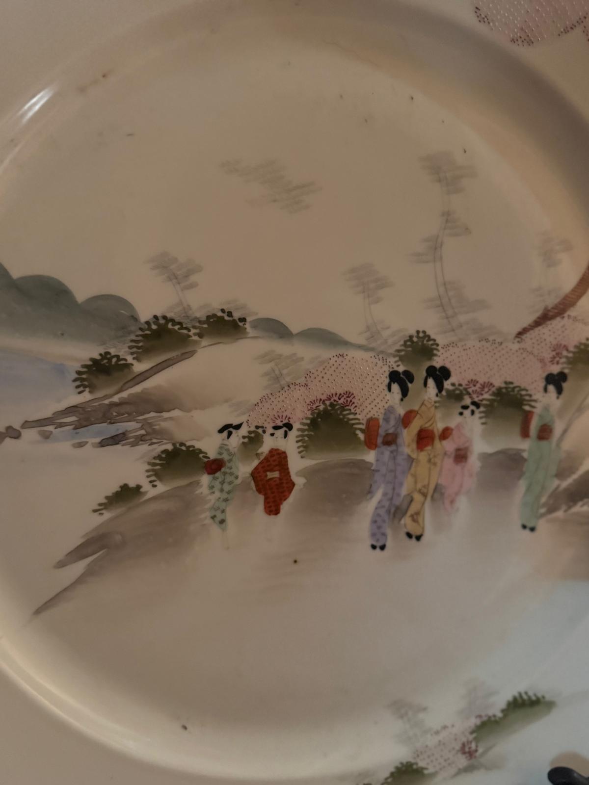 Prato Decorativo Porcelana Japonesa - Cena de Figuras em Paisagem