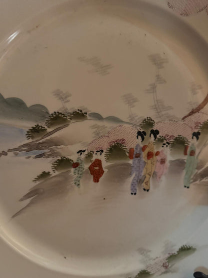 Prato Decorativo Porcelana Japonesa - Cena de Figuras em Paisagem