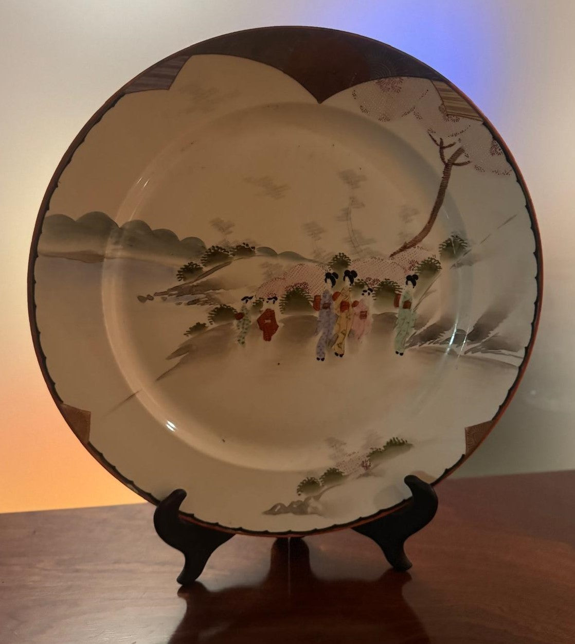 Prato Decorativo Porcelana Japonesa - Cena de Figuras em Paisagem