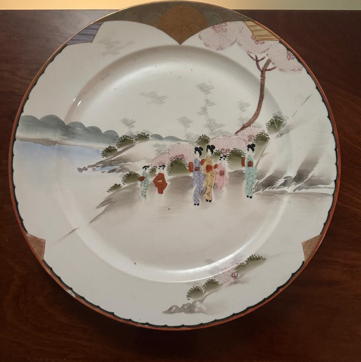 Prato Decorativo Porcelana Japonesa - Cena de Figuras em Paisagem