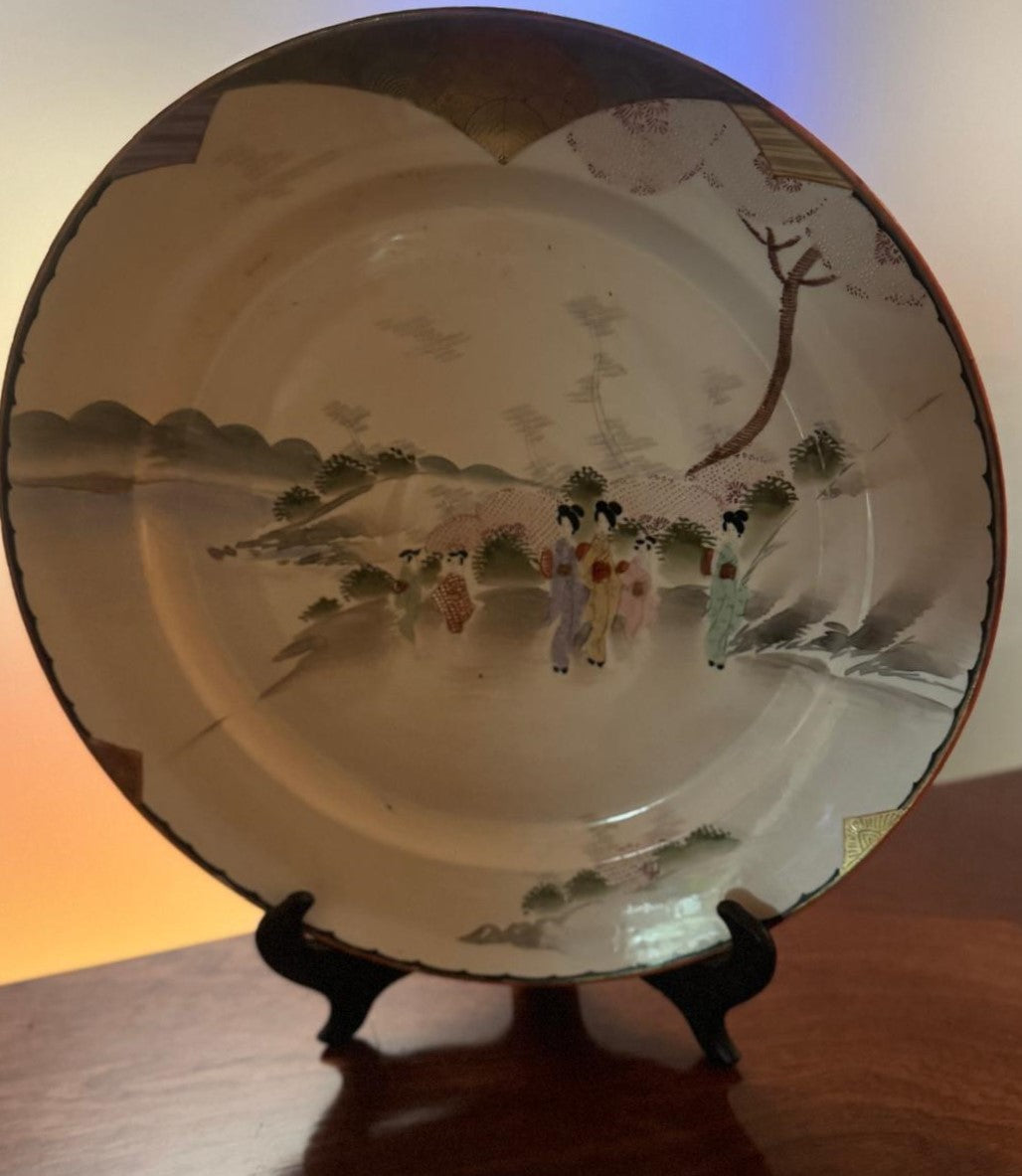 Prato Decorativo Porcelana Japonesa - Cena de Figuras em Paisagem