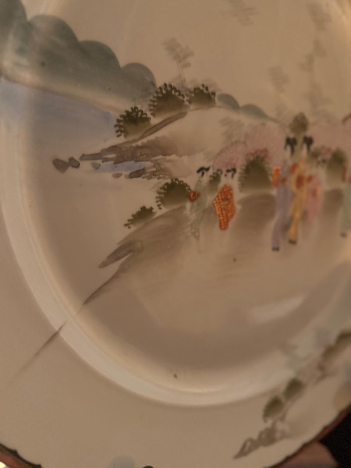 Prato Decorativo Porcelana Japonesa - Cena de Figuras em Paisagem