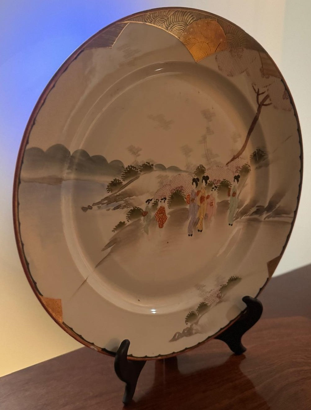 Prato Decorativo Porcelana Japonesa - Cena de Figuras em Paisagem