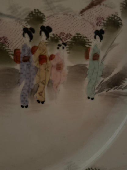 Prato Decorativo Porcelana Japonesa - Cena de Figuras em Paisagem