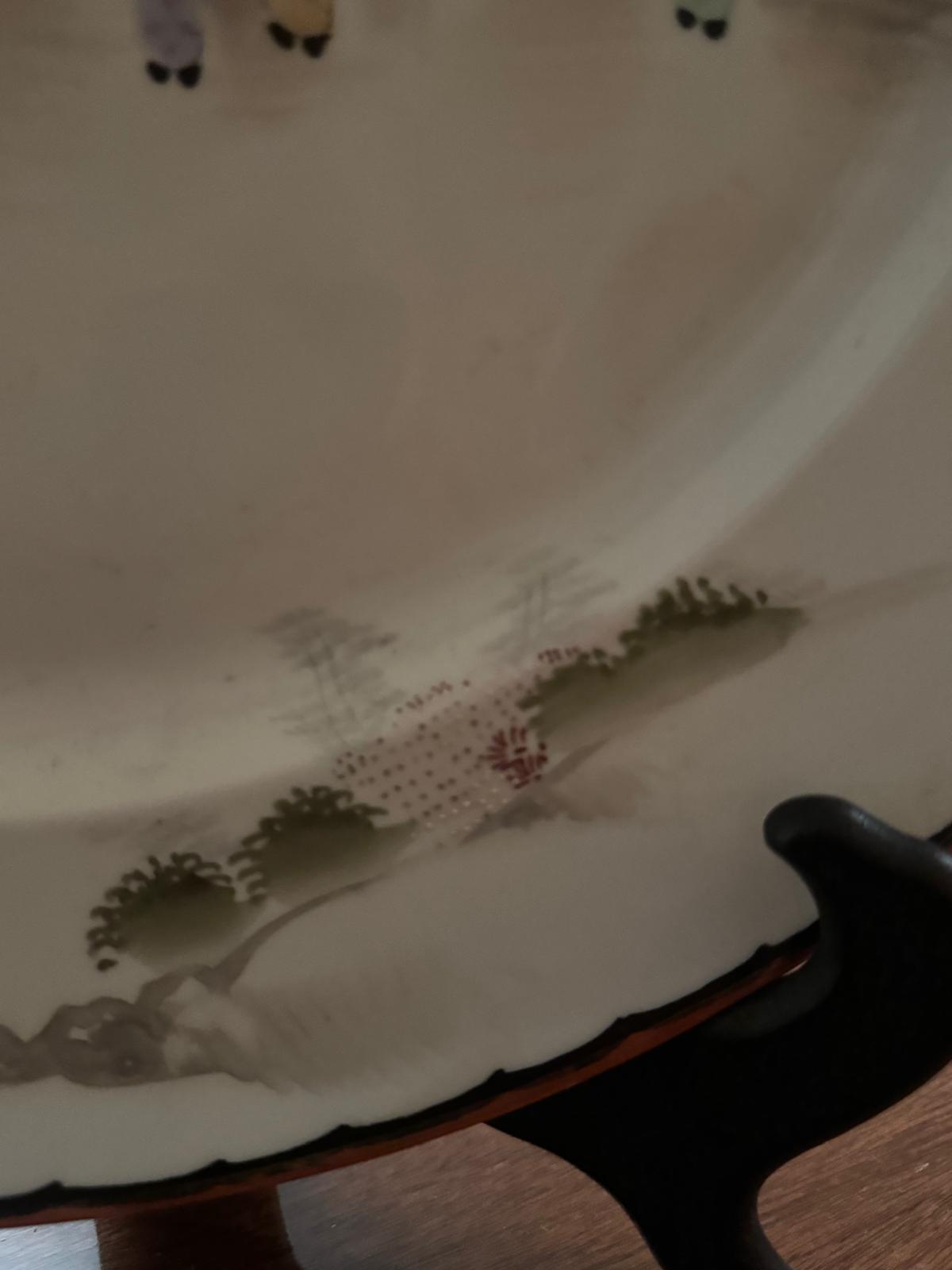 Prato Decorativo Porcelana Japonesa - Cena de Figuras em Paisagem