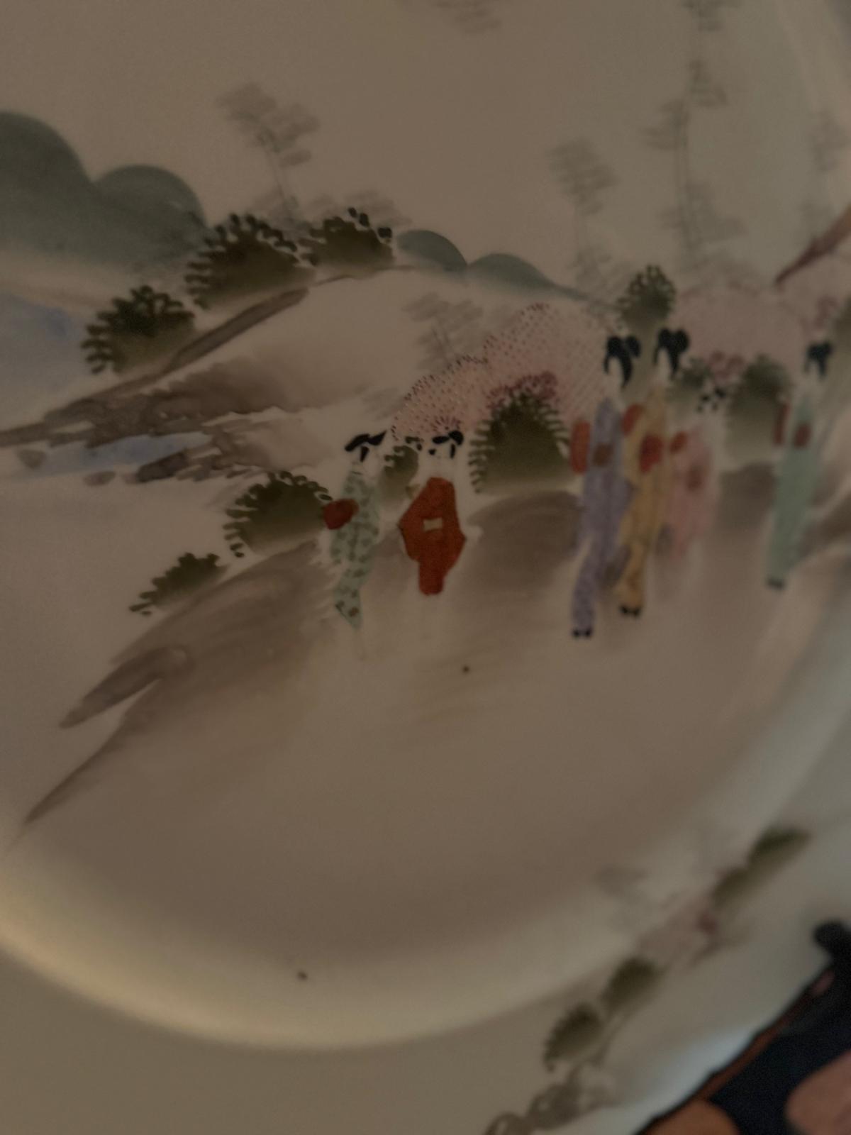 Prato Decorativo Porcelana Japonesa - Cena de Figuras em Paisagem