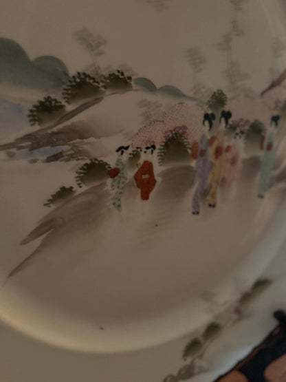 Prato Decorativo Porcelana Japonesa - Cena de Figuras em Paisagem