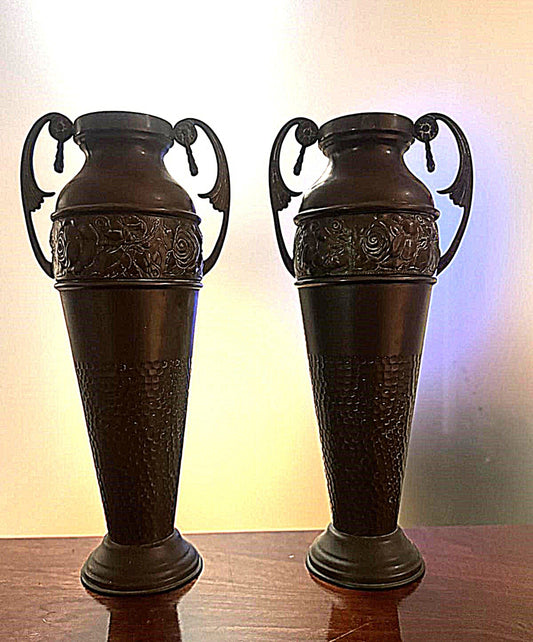 Par de Ânforas Decorativas em Cobre com Alças - Trabalho em Relevo