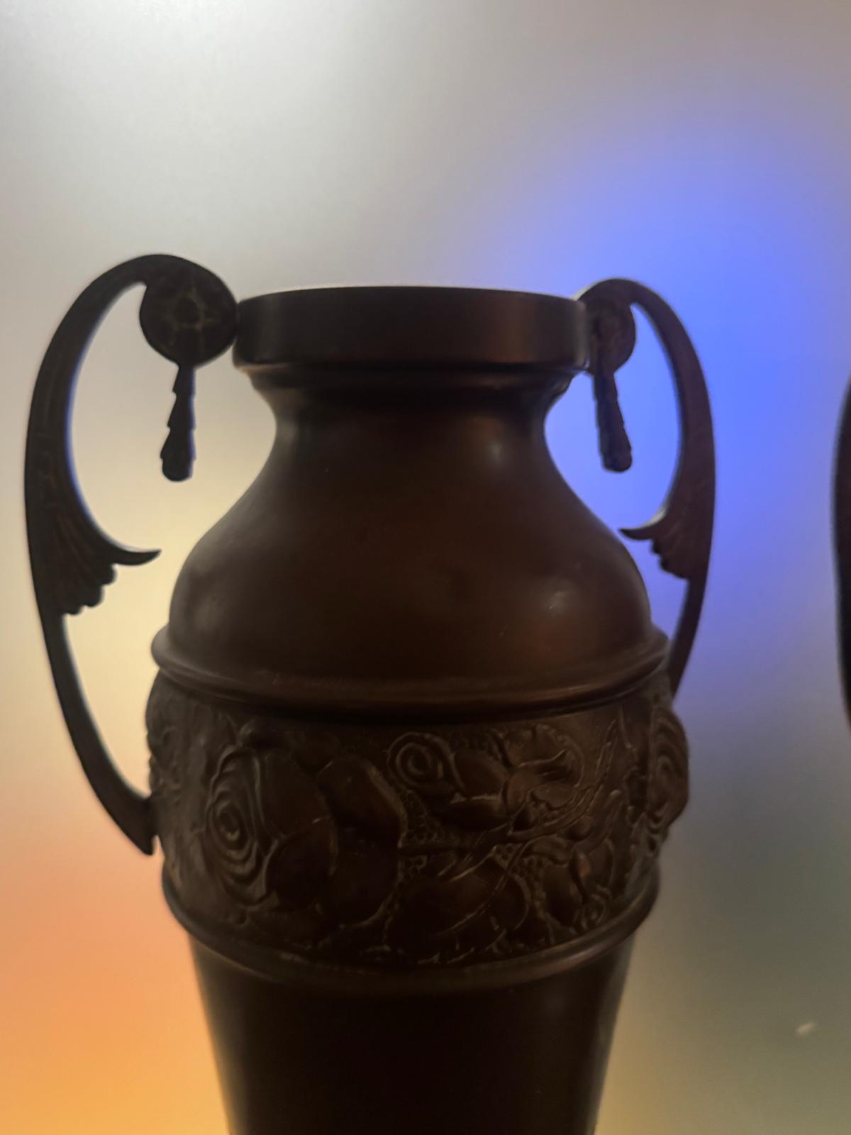 Par de Ânforas Decorativas em Cobre com Alças - Trabalho em Relevo