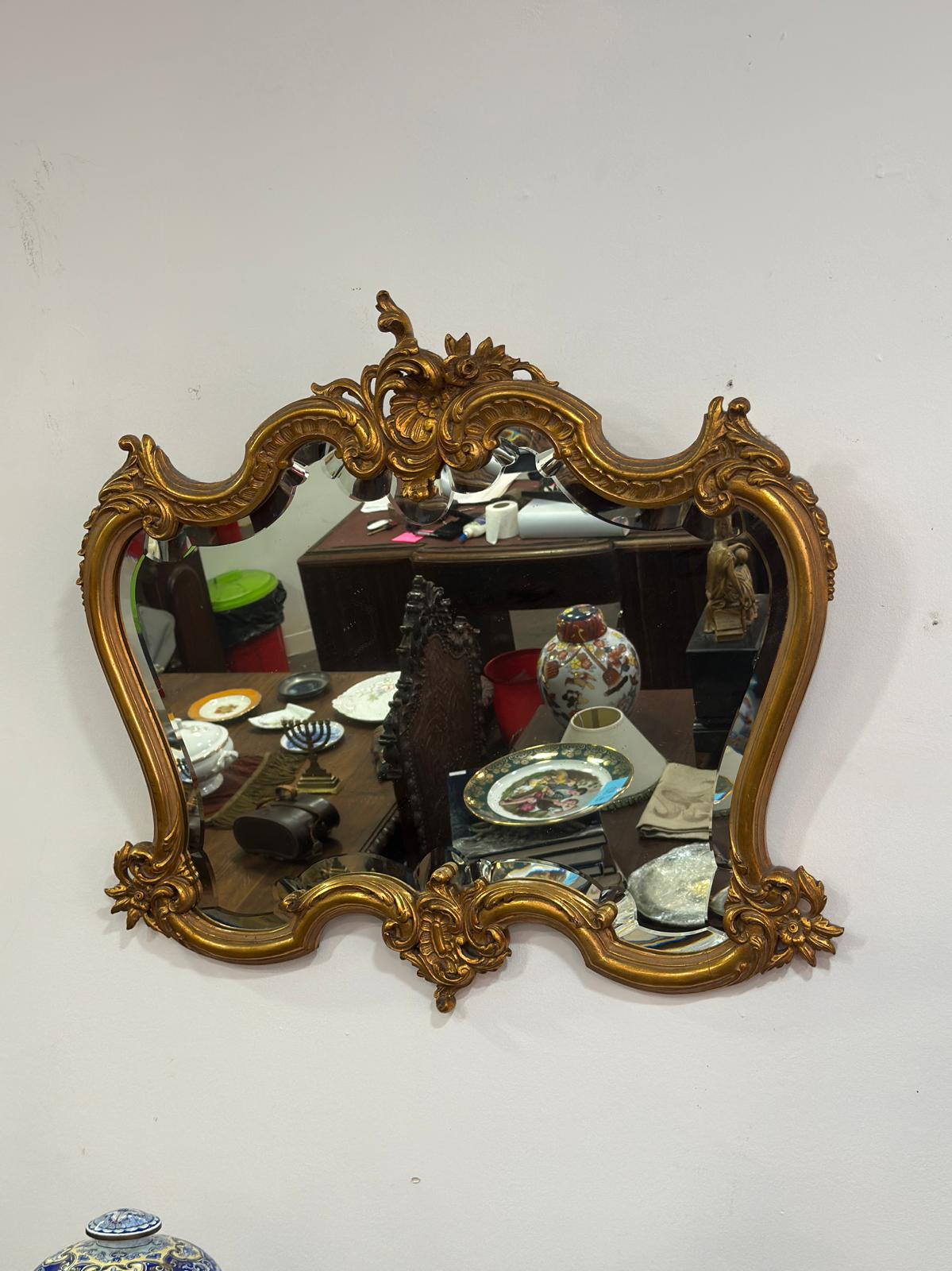 Espelho Antigo Rococó com Moldura Dourada Trabalhada