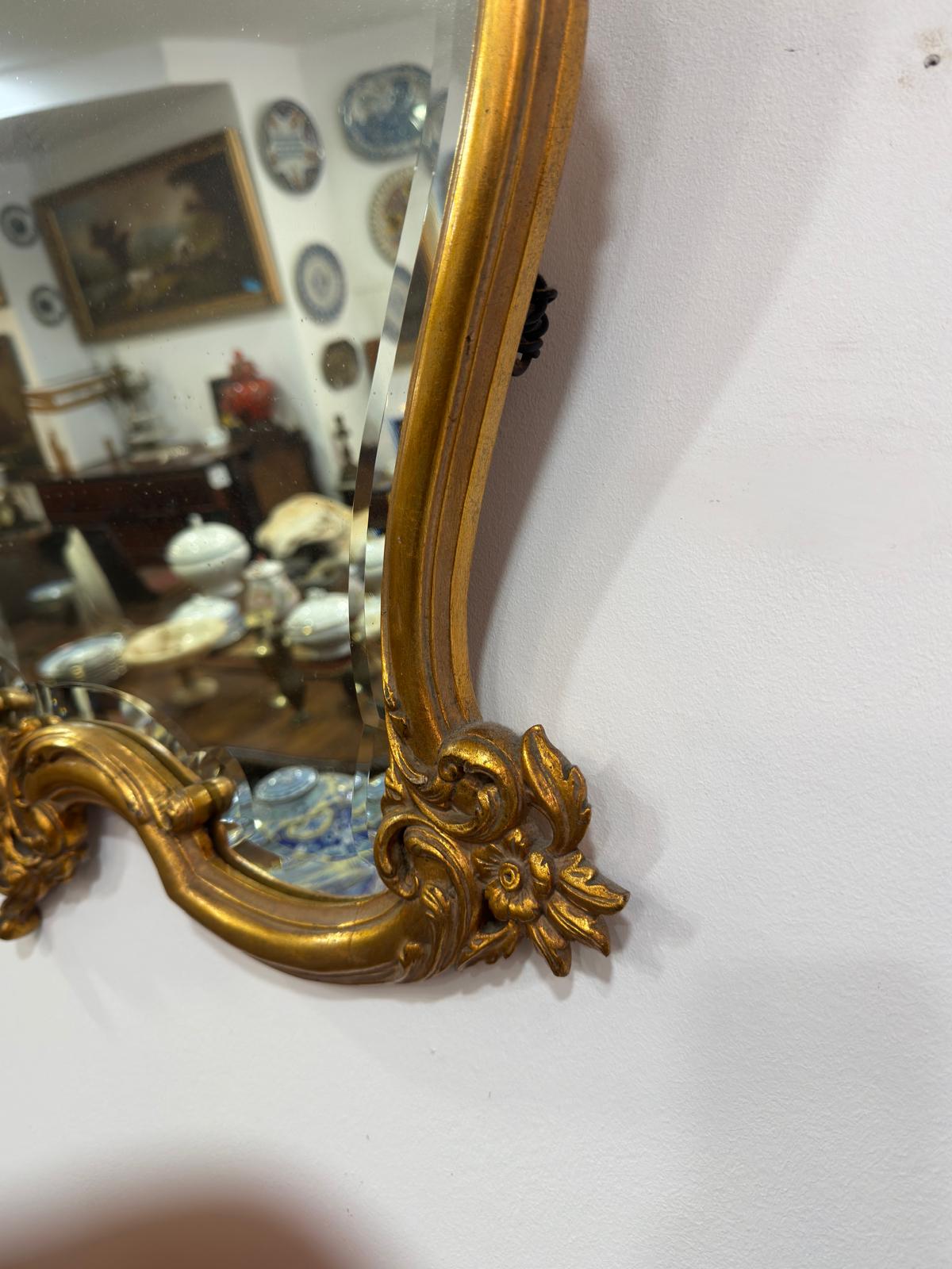 Espelho Antigo Rococó com Moldura Dourada Trabalhada