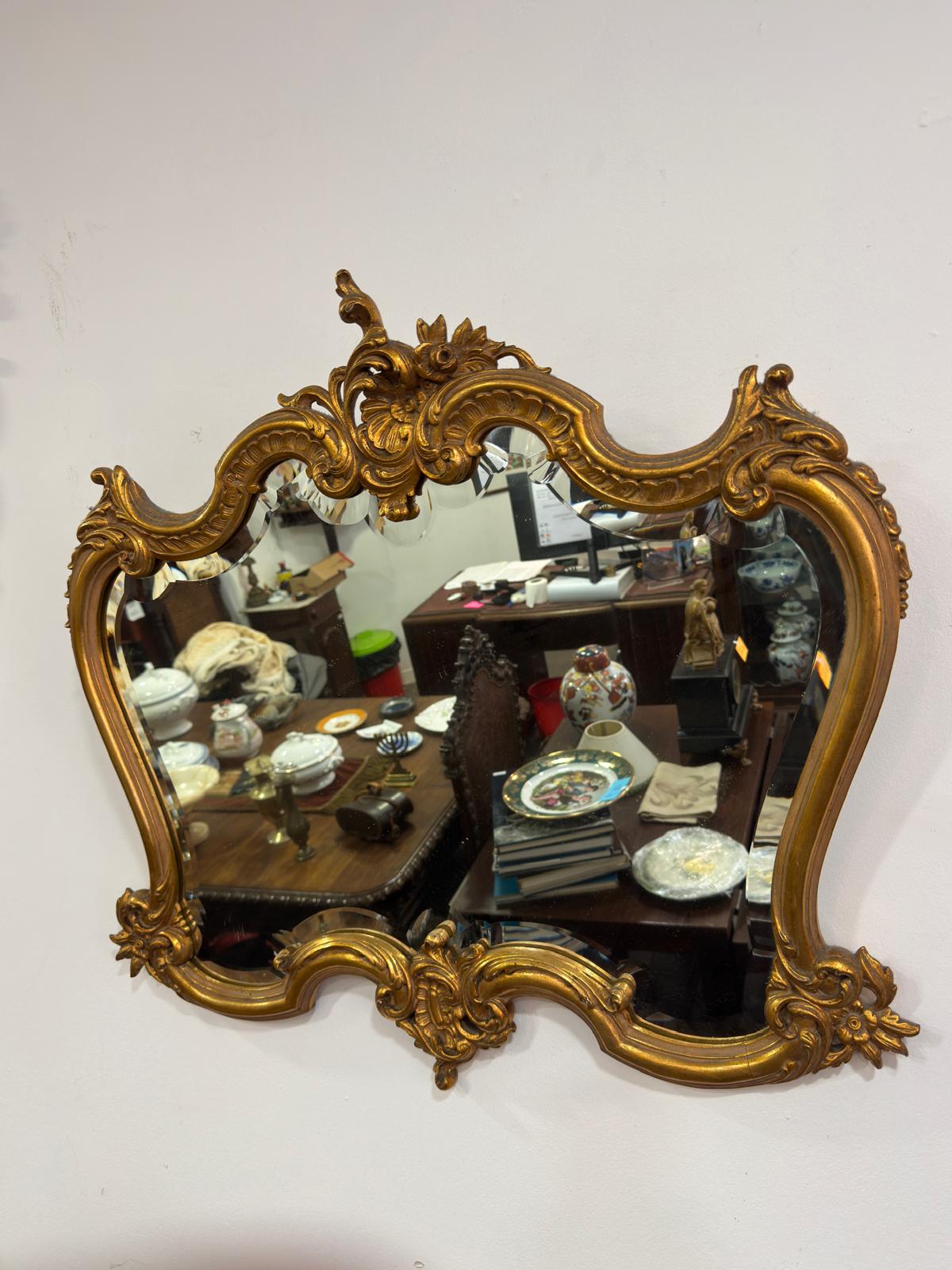 Espelho Antigo Rococó com Moldura Dourada Trabalhada