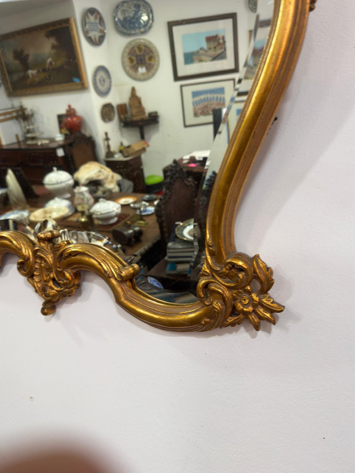 Espelho Antigo Rococó com Moldura Dourada Trabalhada