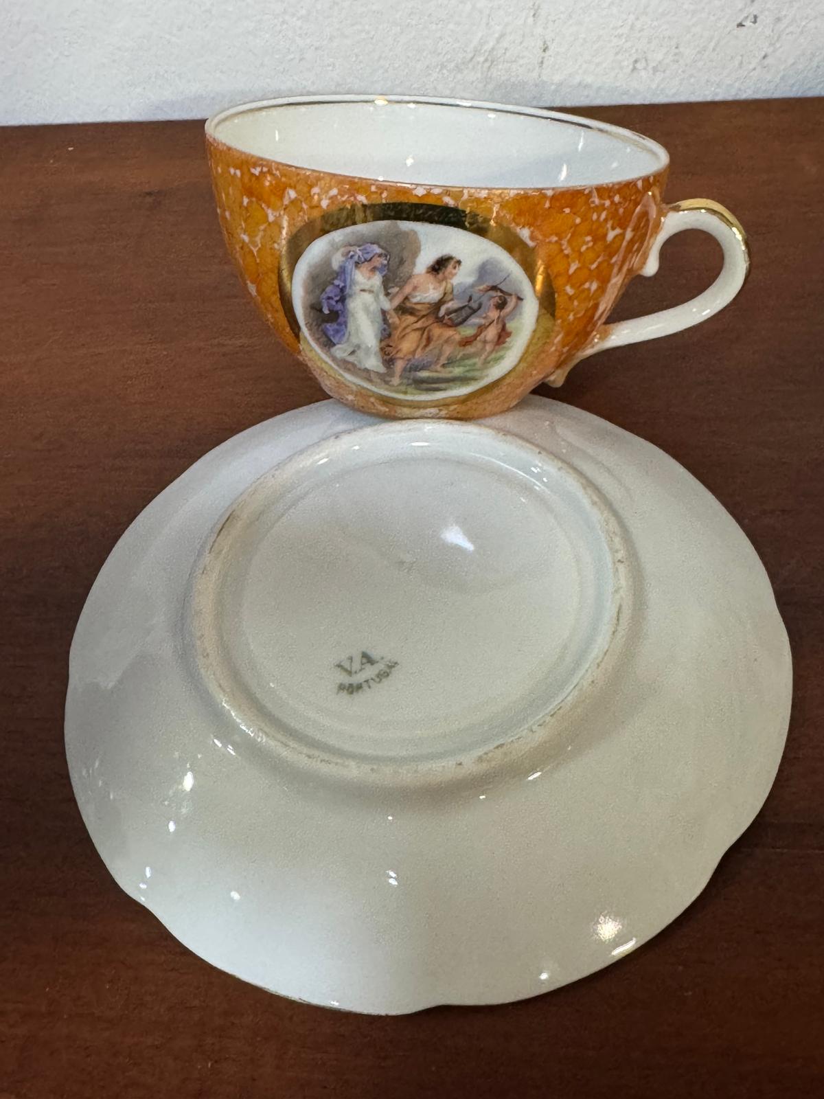 Chávena e Pires Vintage Vista Alegre em Porcelana Dourada com Cena Clássica