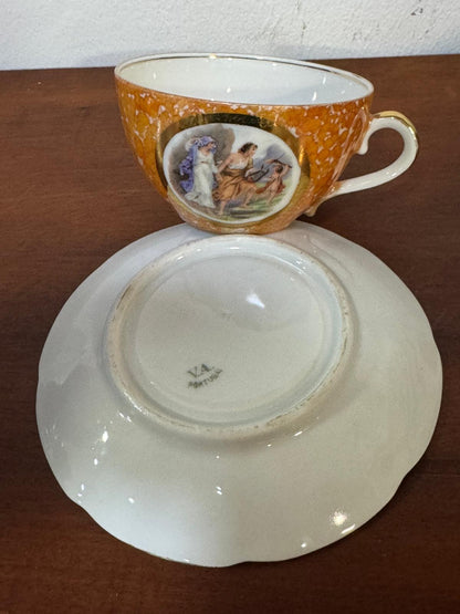 Chávena e Pires Vintage Vista Alegre em Porcelana Dourada com Cena Clássica