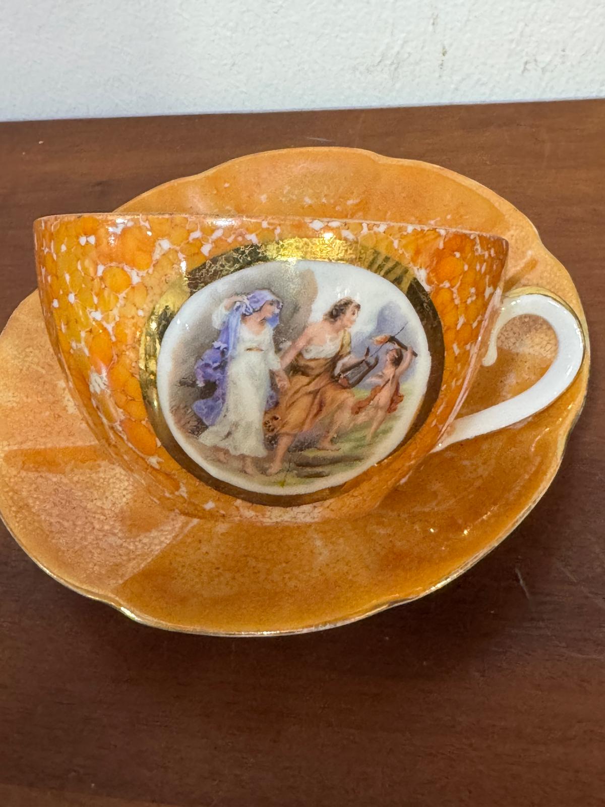 Chávena e Pires Vintage Vista Alegre em Porcelana Dourada com Cena Clássica