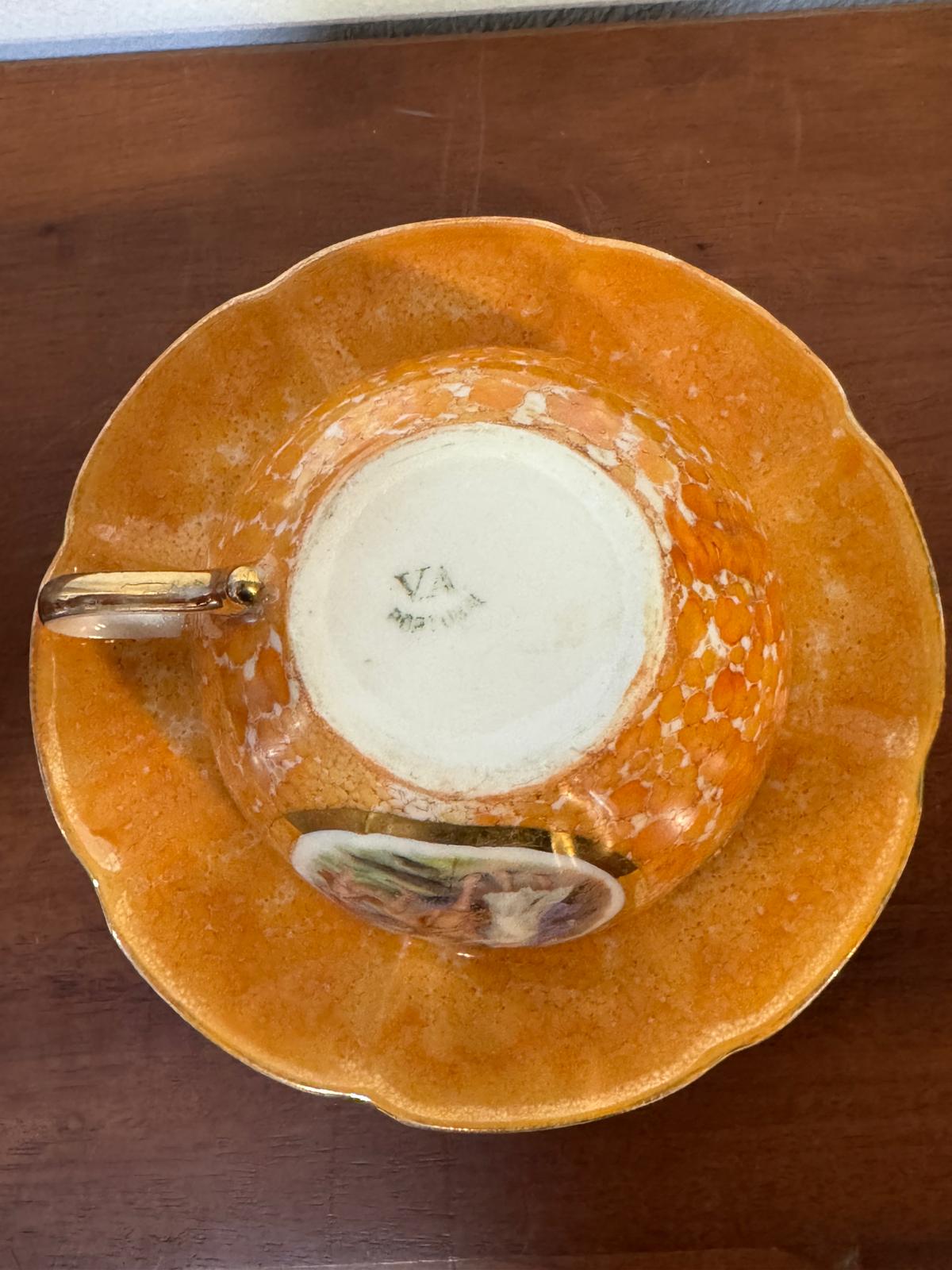 Chávena e Pires Vintage Vista Alegre em Porcelana Dourada com Cena Clássica