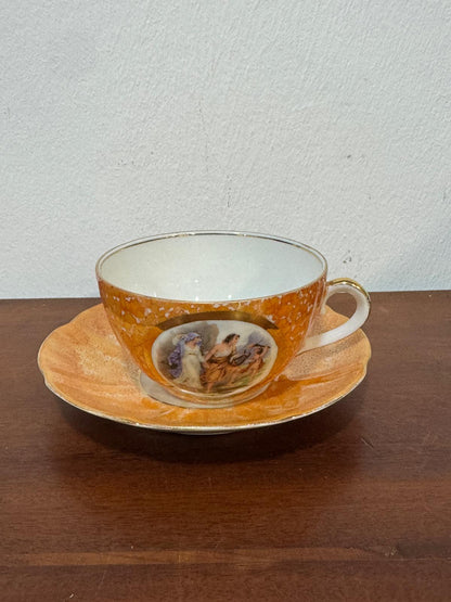 Chávena e Pires Vintage Vista Alegre em Porcelana Dourada com Cena Clássica