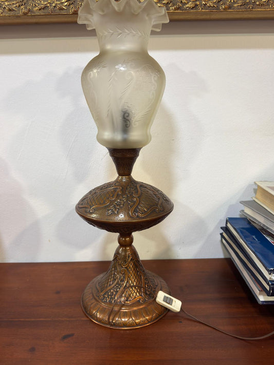 Candeeiro de Mesa Vintage com Globo de Vidro Fosco e Base em Cobre Decorada