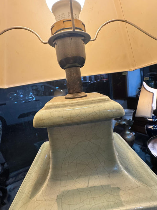 Candeeiro de Mesa Vintage com Base Cerâmica Craquelada e Abajur Geométrico