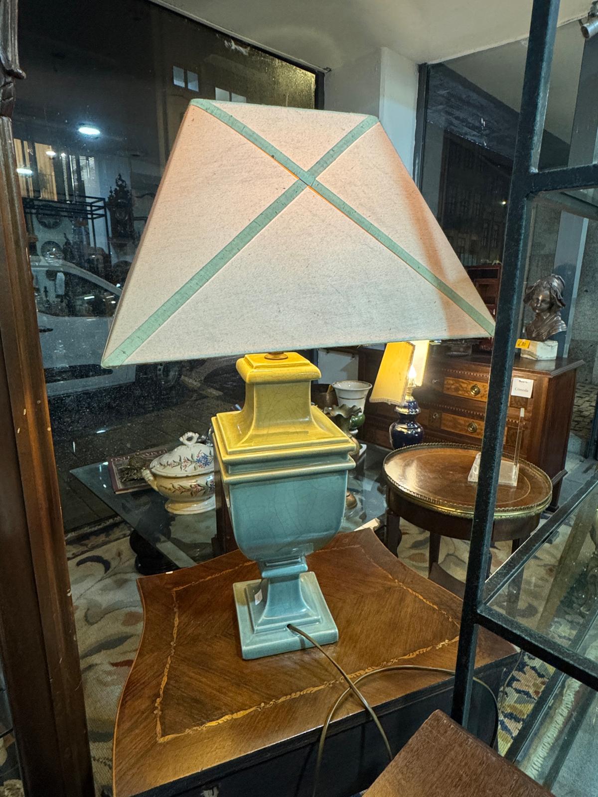 Candeeiro de Mesa Vintage com Base Cerâmica Craquelada e Abajur Geométrico