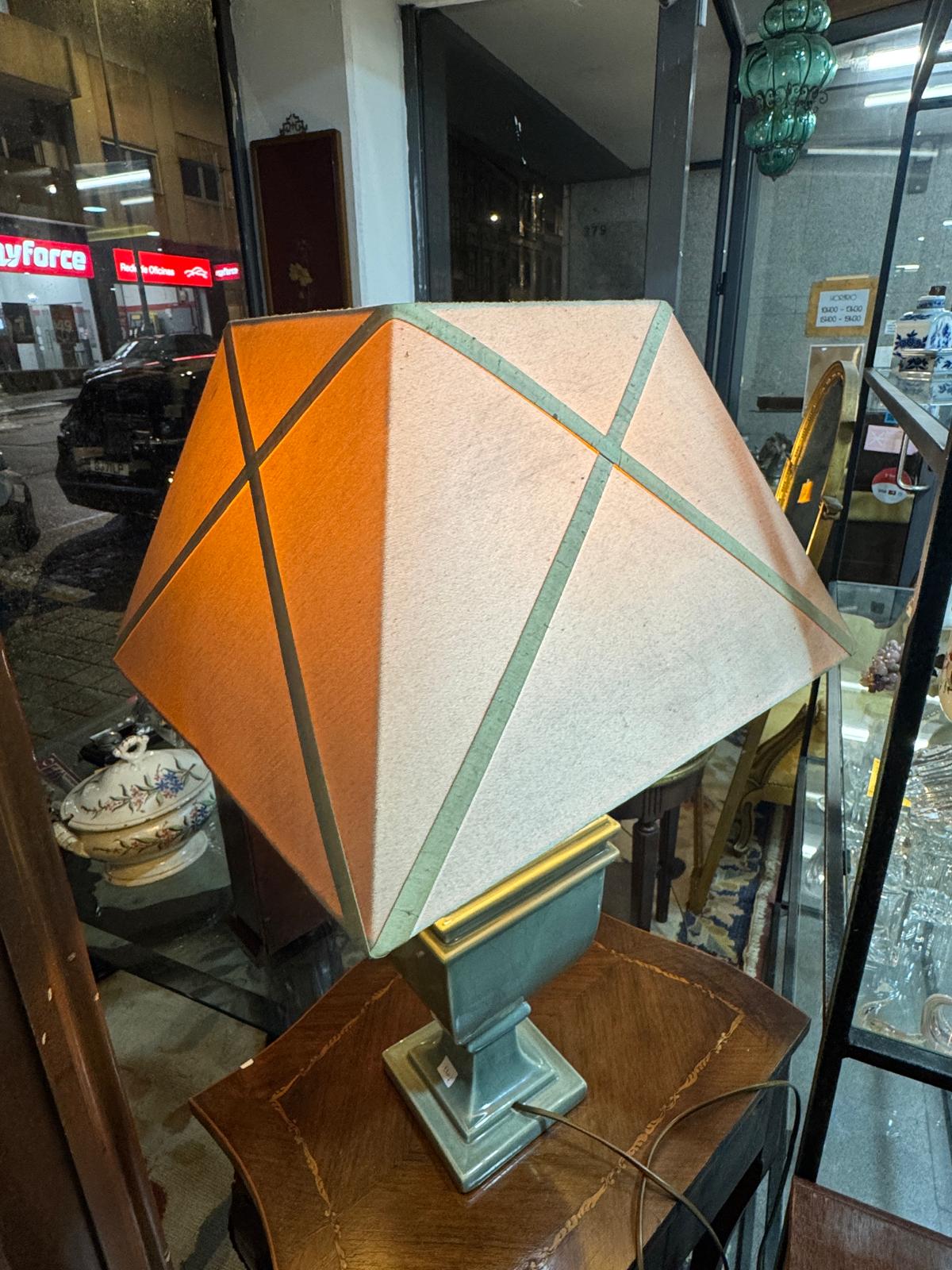 Candeeiro de Mesa Vintage com Base Cerâmica Craquelada e Abajur Geométrico