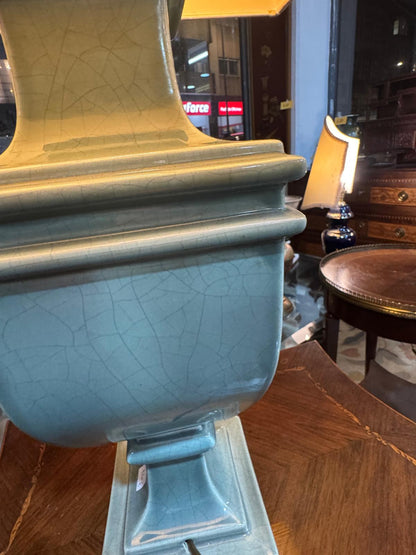 Candeeiro de Mesa Vintage com Base Cerâmica Craquelada e Abajur Geométrico