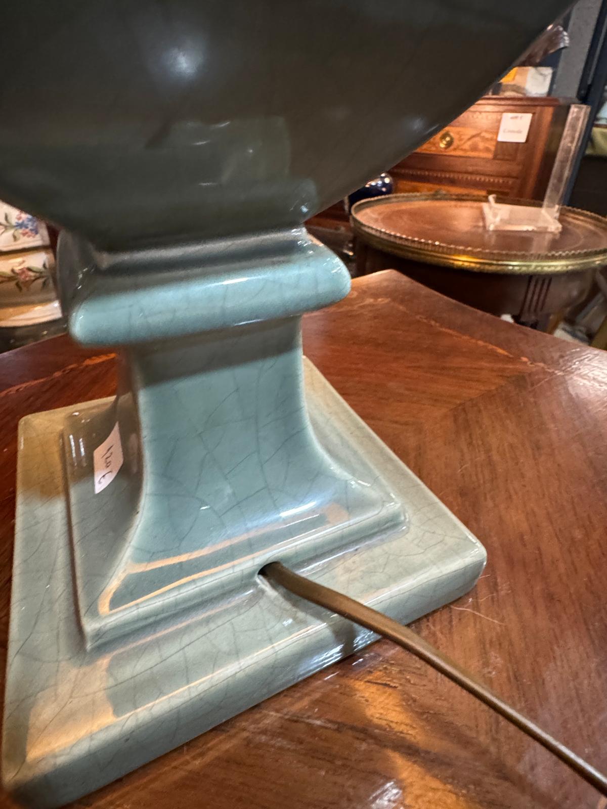 Candeeiro de Mesa Vintage com Base Cerâmica Craquelada e Abajur Geométrico