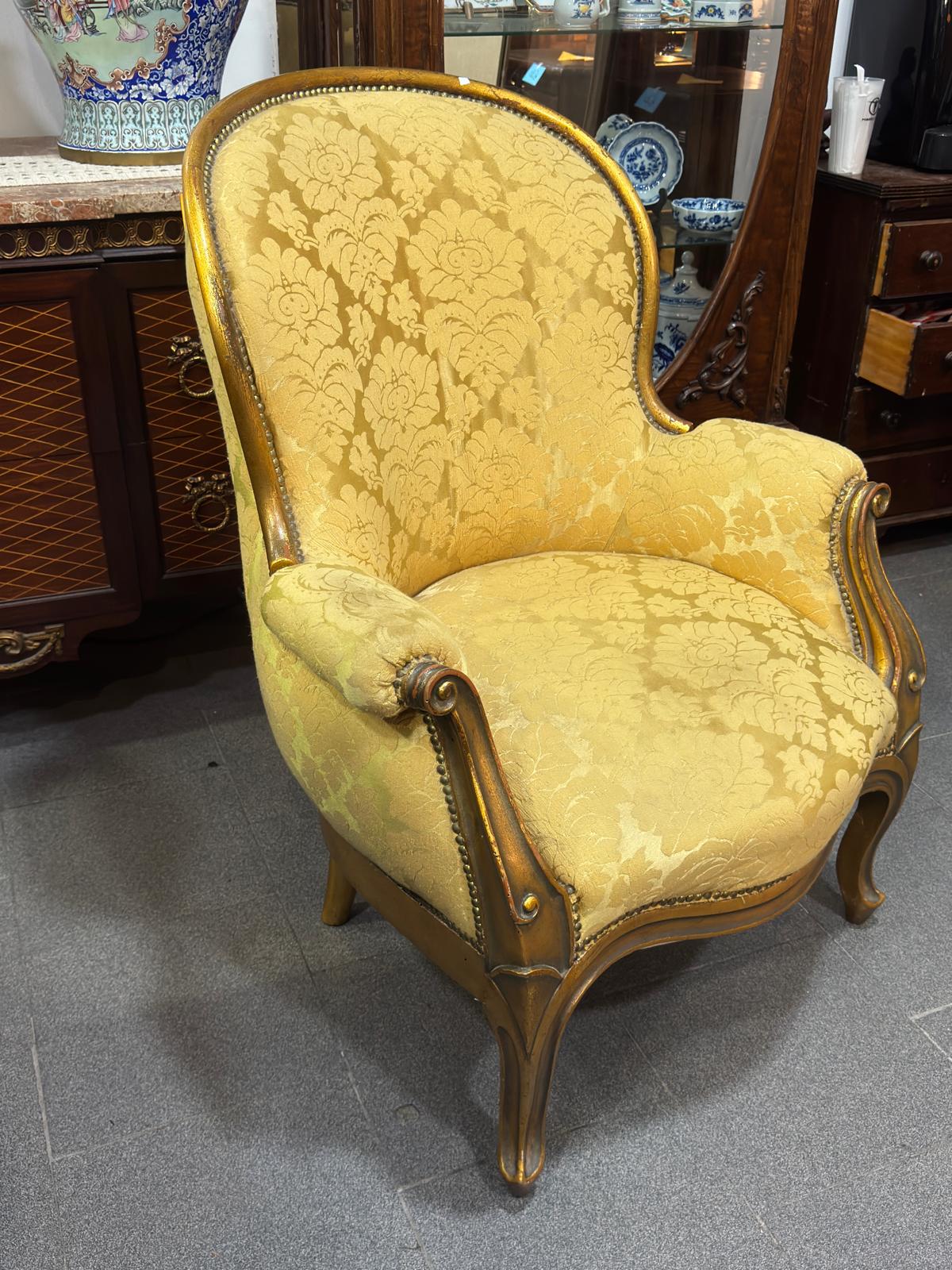 Cadeira Estilo Luís XV com Estofado Dourado Damasco