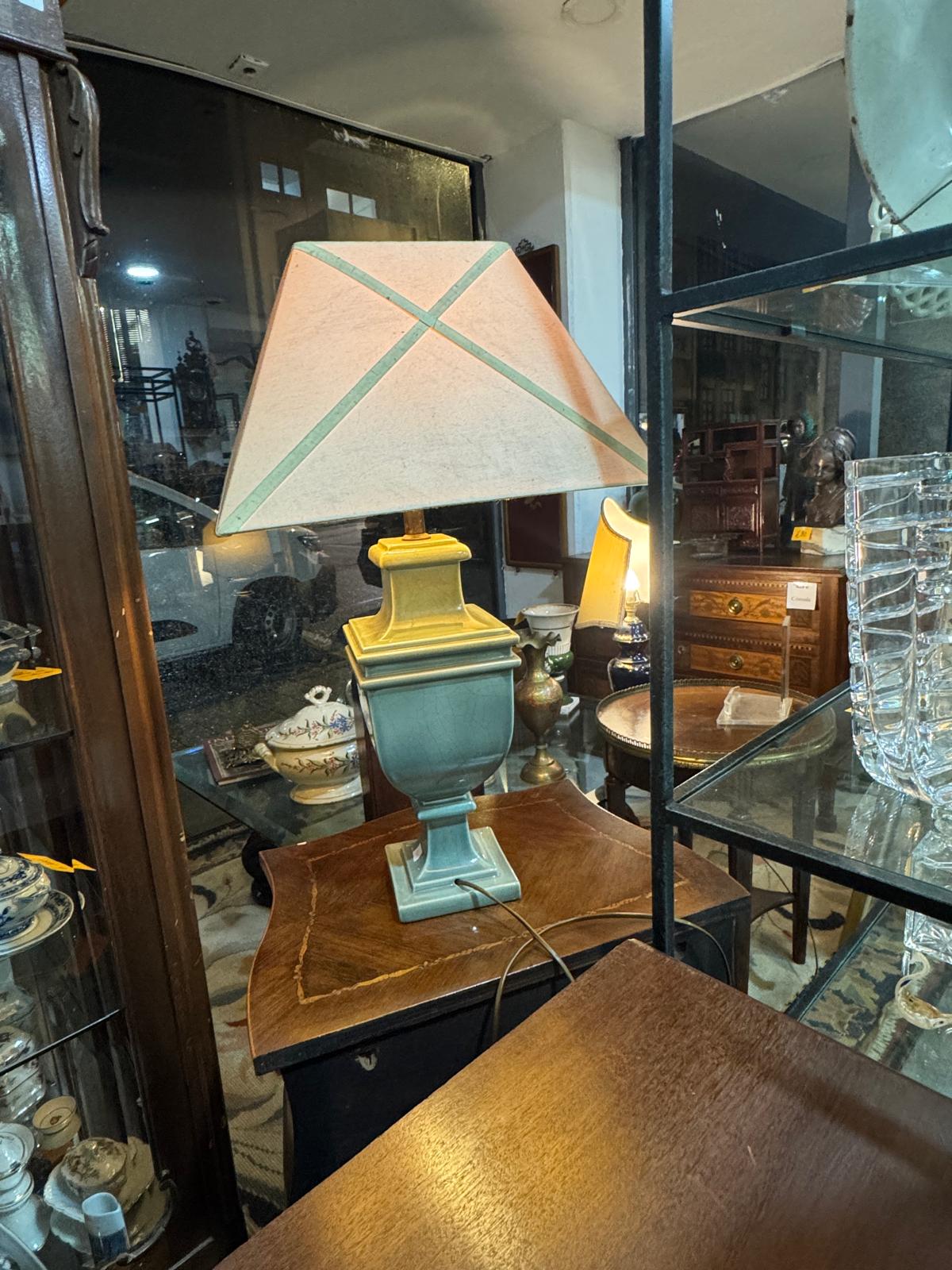 Candeeiro de Mesa Vintage com Base Cerâmica Craquelada e Abajur Geométrico