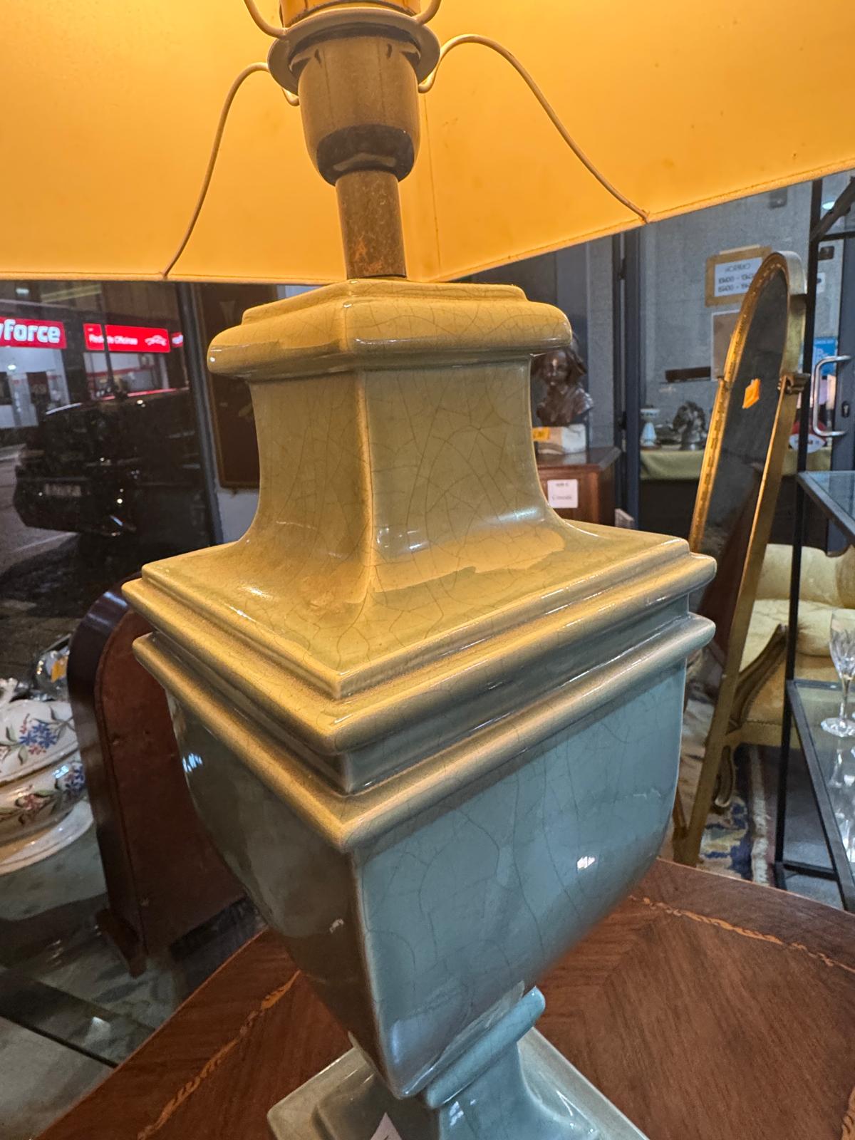 Candeeiro de Mesa Vintage com Base Cerâmica Craquelada e Abajur Geométrico