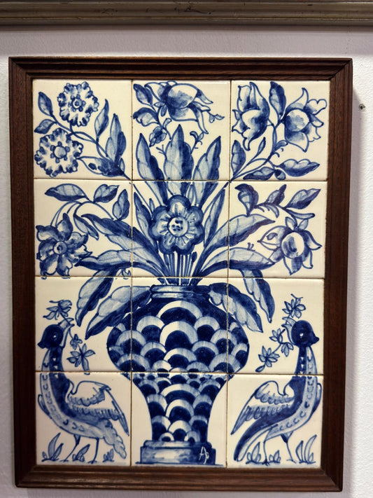 Painel de Azulejos Portugueses - Azul e Branco com Motivos Florais (Reprodução)