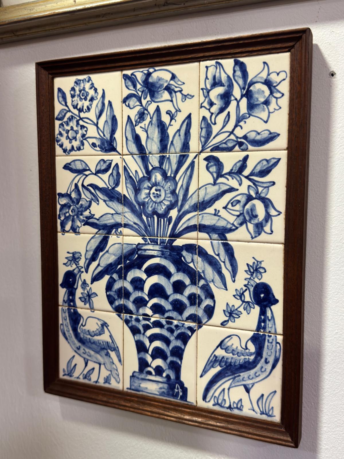 Painel de Azulejos Portugueses - Azul e Branco com Motivos Florais (Reprodução)