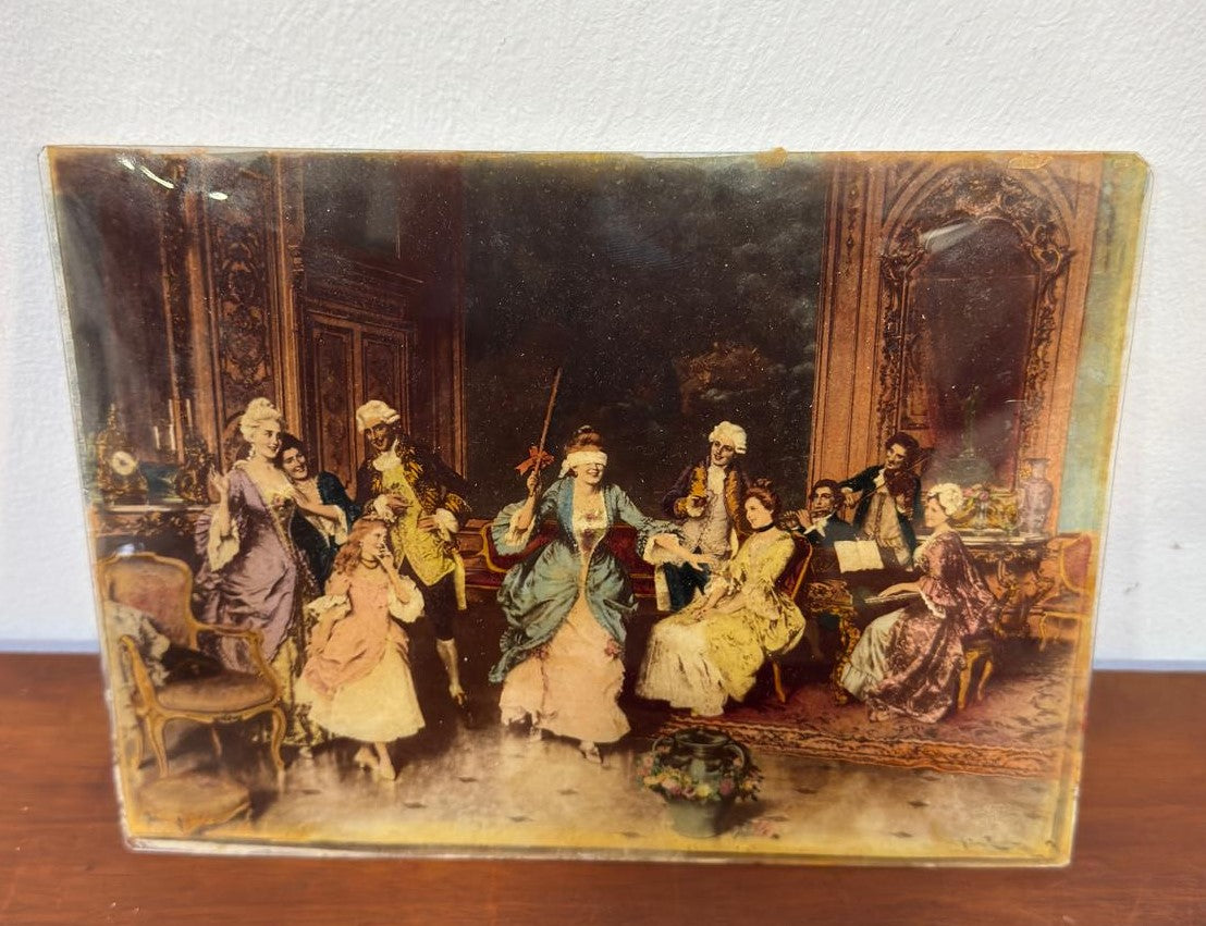 Placa Decorativa em Vidro – Cena de Salão Século XVIII | Acabamento Iridescente