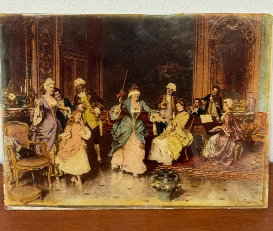 Placa Decorativa em Vidro – Cena de Salão Século XVIII | Acabamento Iridescente