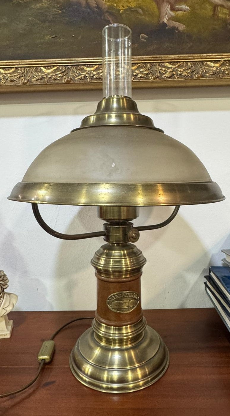 Candeeiro Antigo de Latão e Madeira com Cúpula de Vidro