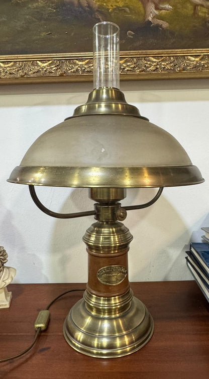 Candeeiro Antigo de Latão e Madeira com Cúpula de Vidro