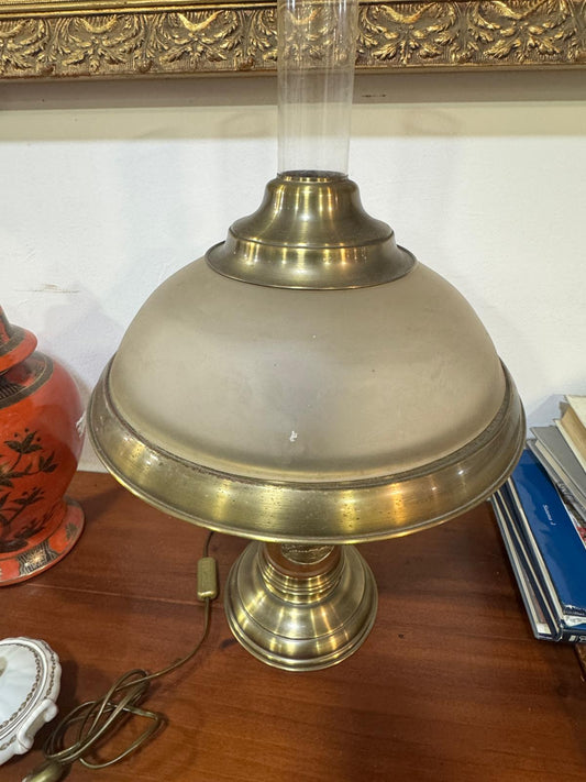 Candeeiro Antigo de Latão e Madeira com Cúpula de Vidro